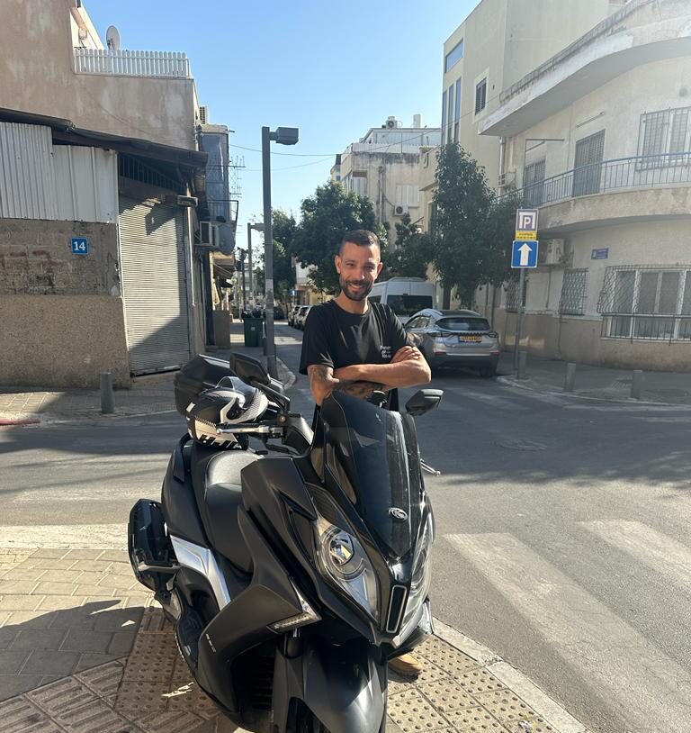 אלעד מישלי המנעולן ליד האופנוע